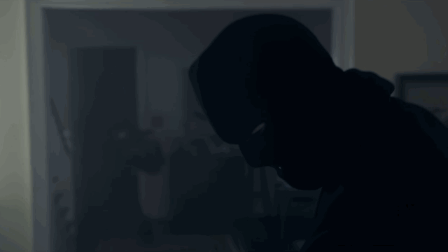 이사왔는데-다락방에-있던-인형이-자꾸-죽이려해요...gif-20-이미지