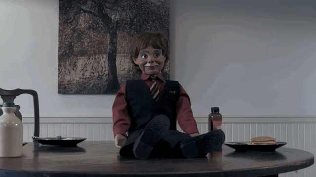 이사왔는데-다락방에-있던-인형이-자꾸-죽이려해요...gif-3-이미지