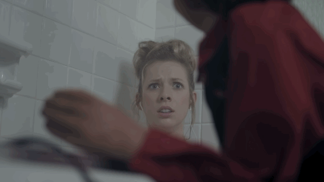 이사왔는데-다락방에-있던-인형이-자꾸-죽이려해요...gif-6-이미지