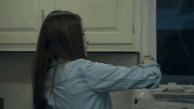 이사왔는데-다락방에-있던-인형이-자꾸-죽이려해요...gif-10-이미지