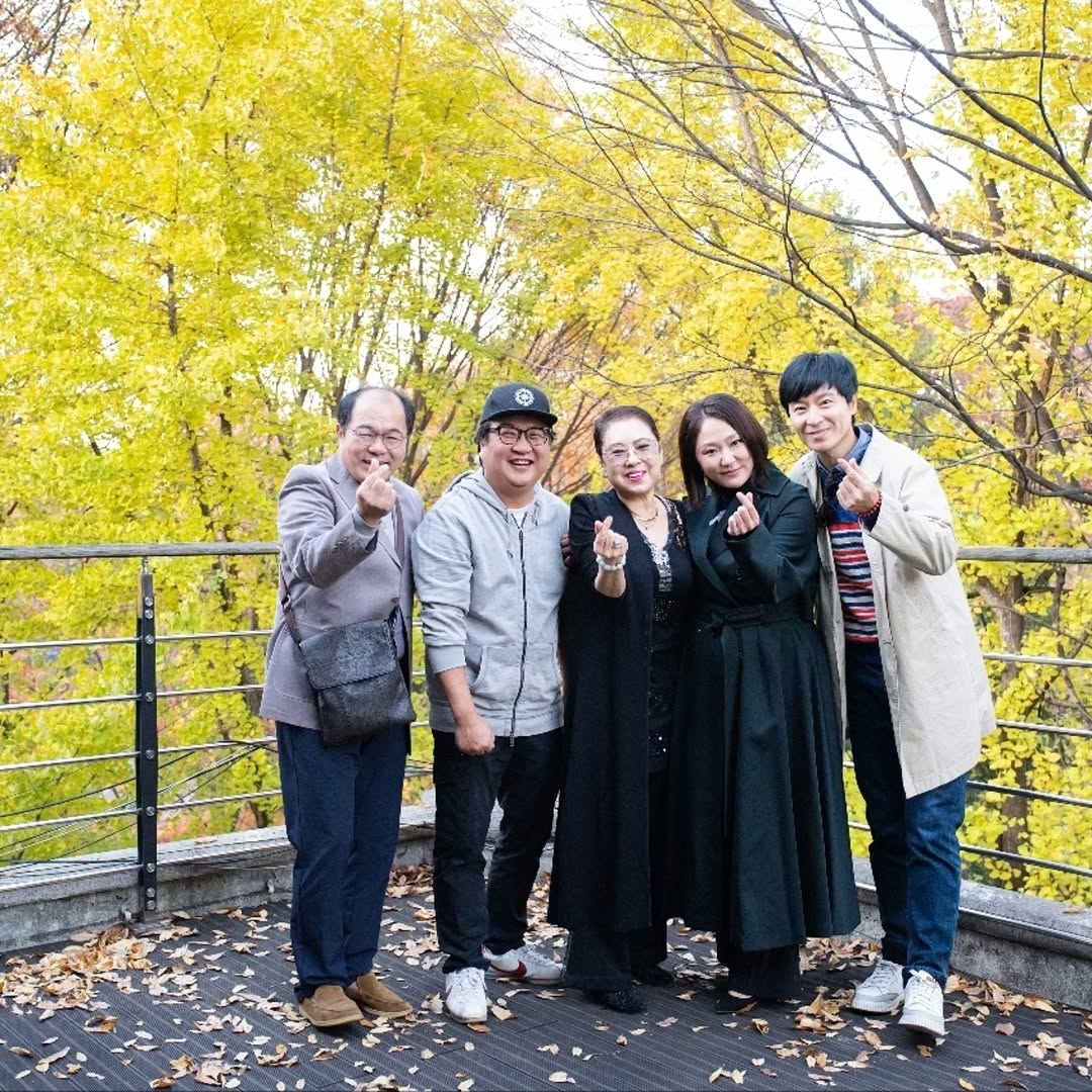 막돼먹은-영애씨-극-중-엄마의-음반출시-축하하러-모인-영애씨-팀.jpg-3-이미지