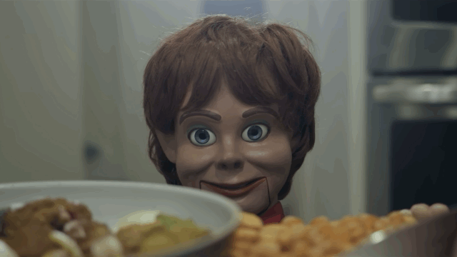 이사왔는데-다락방에-있던-인형이-자꾸-죽이려해요...gif-8-이미지