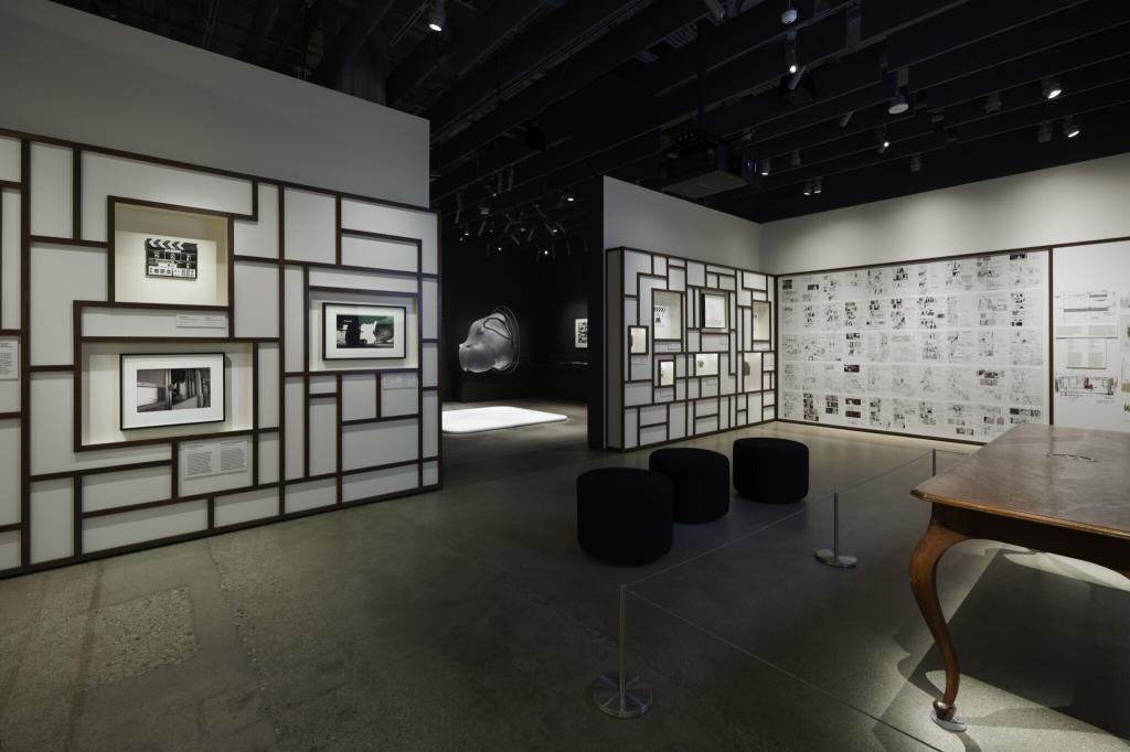 봉준호-전시회-방문해서-봉준호-굿즈-옷-착용한-지드래곤-18-이미지