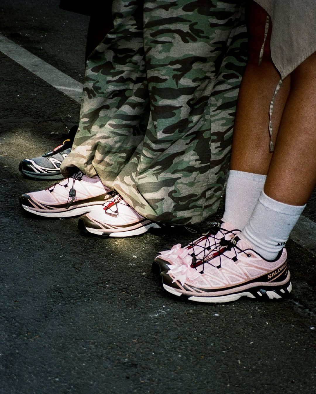 올-가을-트렌드라는-핑크-운동화-스타일-2-이미지