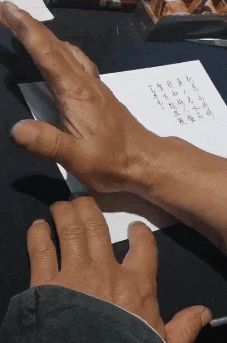 손으로-그림-그리는-아저씨-0-이미지