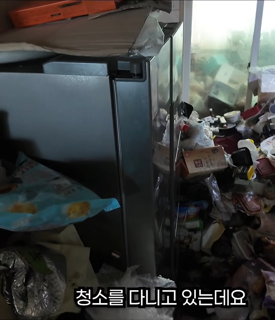 사람-12명이-1박-2일동안-사다리차-9시간-쓰면서-쓰레기-12톤-넘게-뺐는데-2-이미지