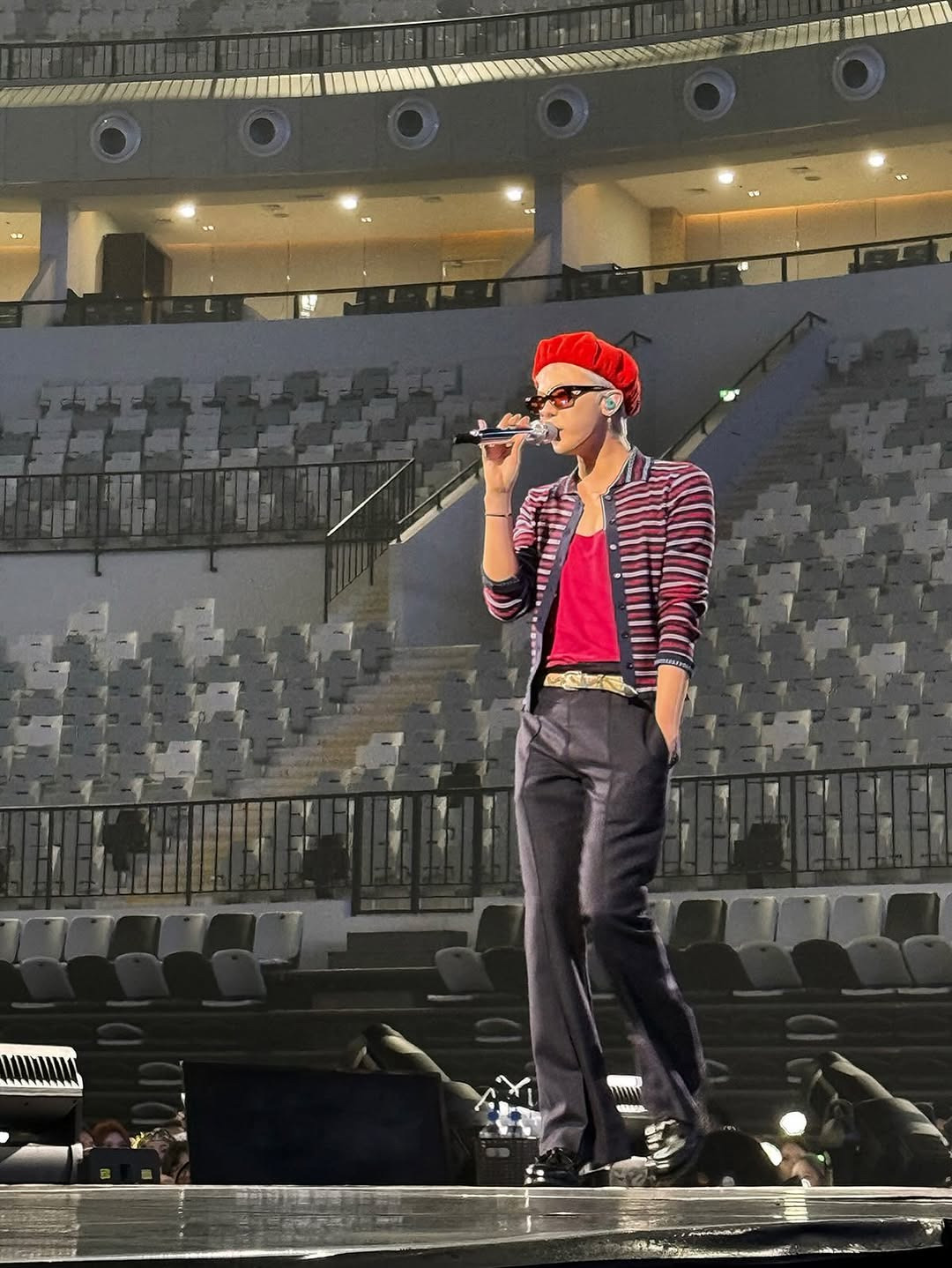 다시-예전처럼-다양하게-스타일링해서-입기-시작해-팬들한테-반응좋은-지드래곤-사복-근황.jpg-2-이미지