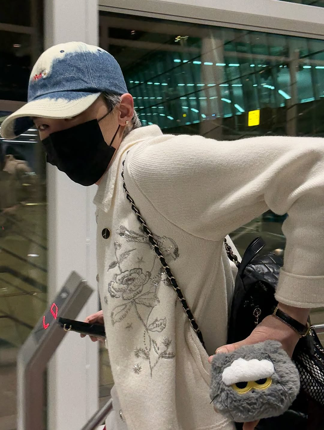 다시-예전처럼-다양하게-스타일링해서-입기-시작해-팬들한테-반응좋은-지드래곤-사복-근황.jpg-5-이미지