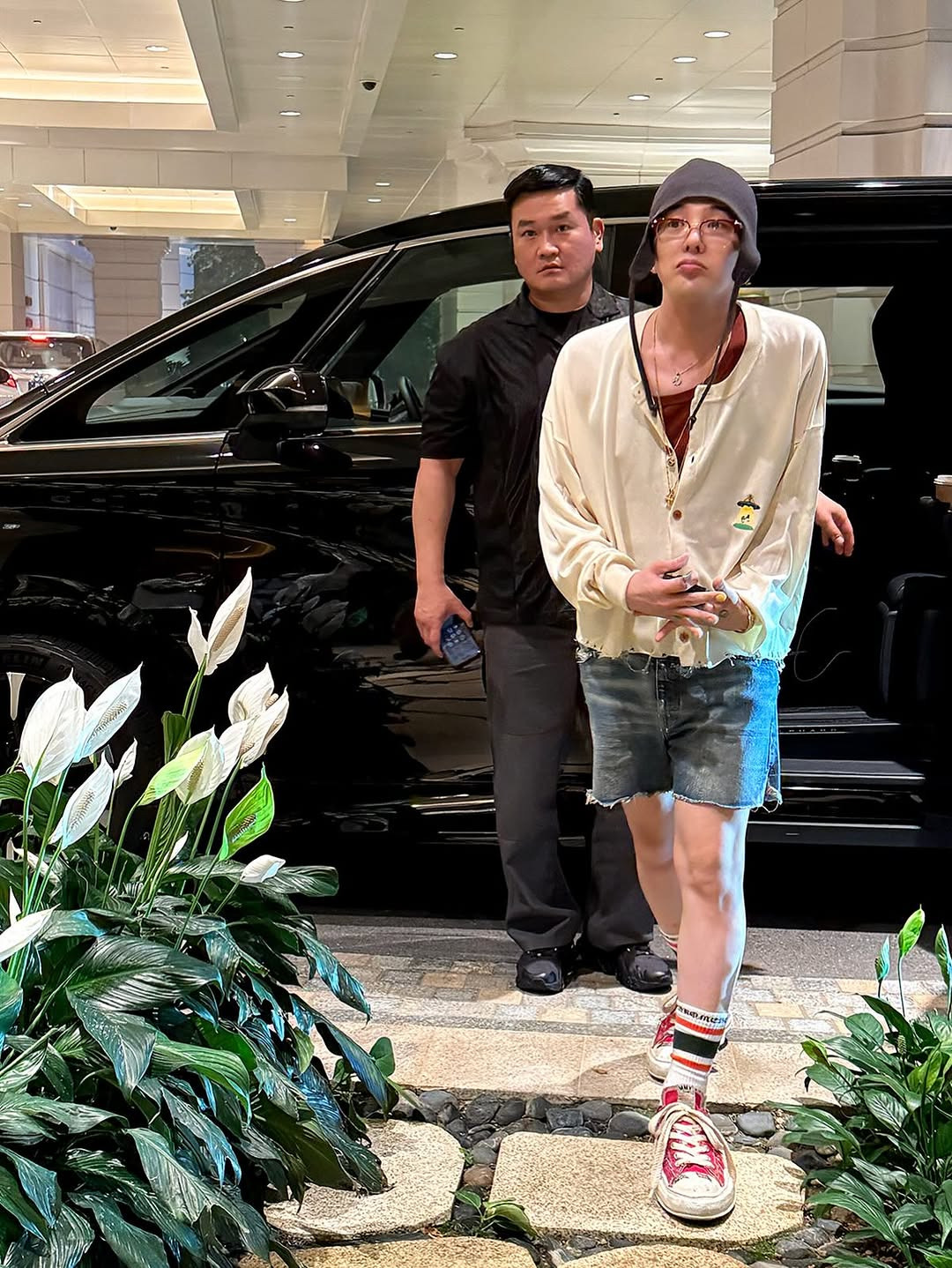 다시-예전처럼-다양하게-스타일링해서-입기-시작해-팬들한테-반응좋은-지드래곤-사복-근황.jpg-26-이미지