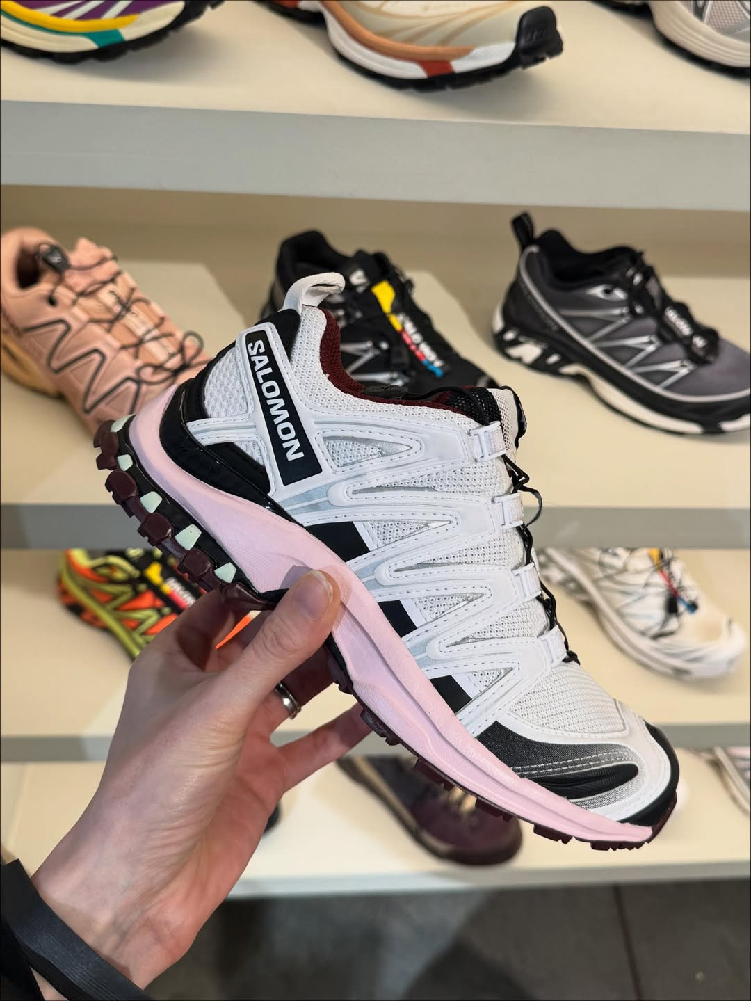 올-가을-트렌드라는-핑크-운동화-스타일-1-이미지