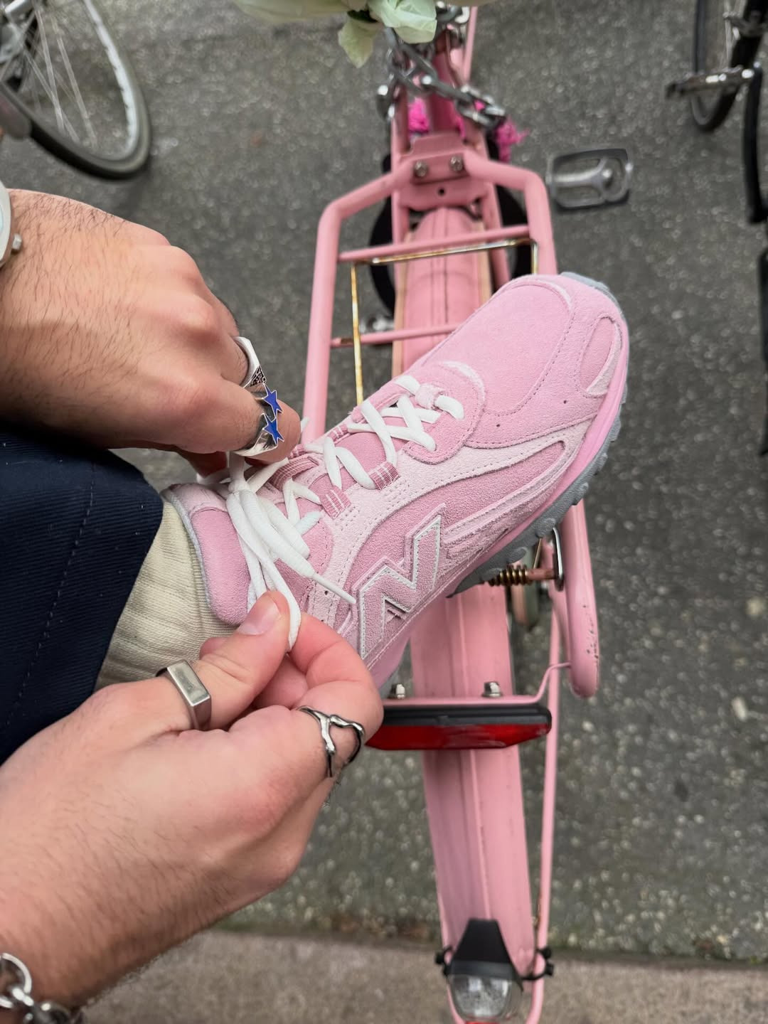 올-가을-트렌드라는-핑크-운동화-스타일-11-이미지