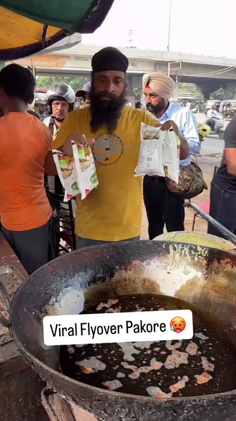 새-식용유-보충하는-인도-상인-0-이미지