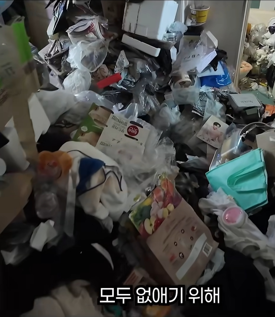 사람-12명이-1박-2일동안-사다리차-9시간-쓰면서-쓰레기-12톤-넘게-뺐는데-1-이미지