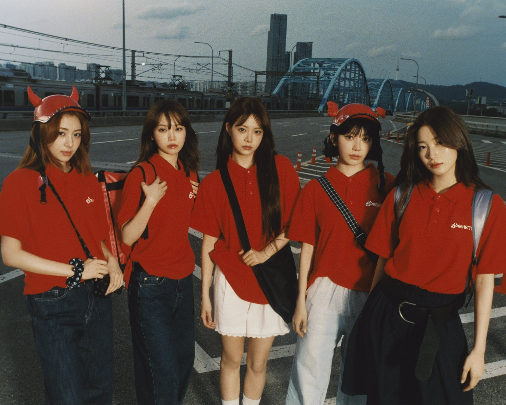 “한국팬들-선택이-옳았다”-소리-나오는-르세라핌-스파게티-막방-의상📦🛵-15-이미지