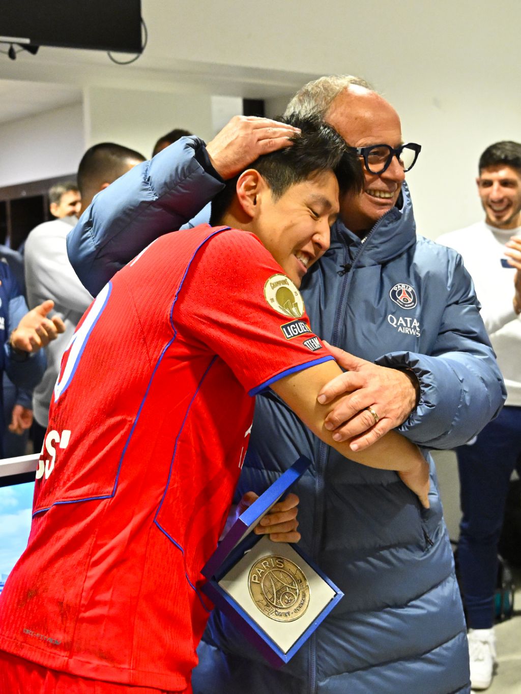 이강인-PSG-100경기-출전-기념-메달-받음.jpg-1-이미지