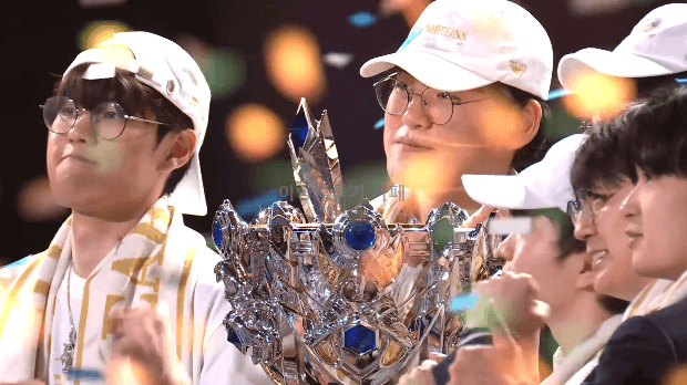 롤드컵-우승-기념-촬영하는-T1-3-이미지