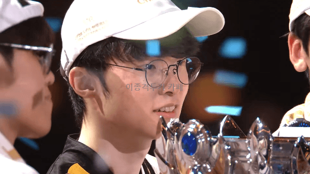 롤드컵-우승-기념-촬영하는-T1-2-이미지