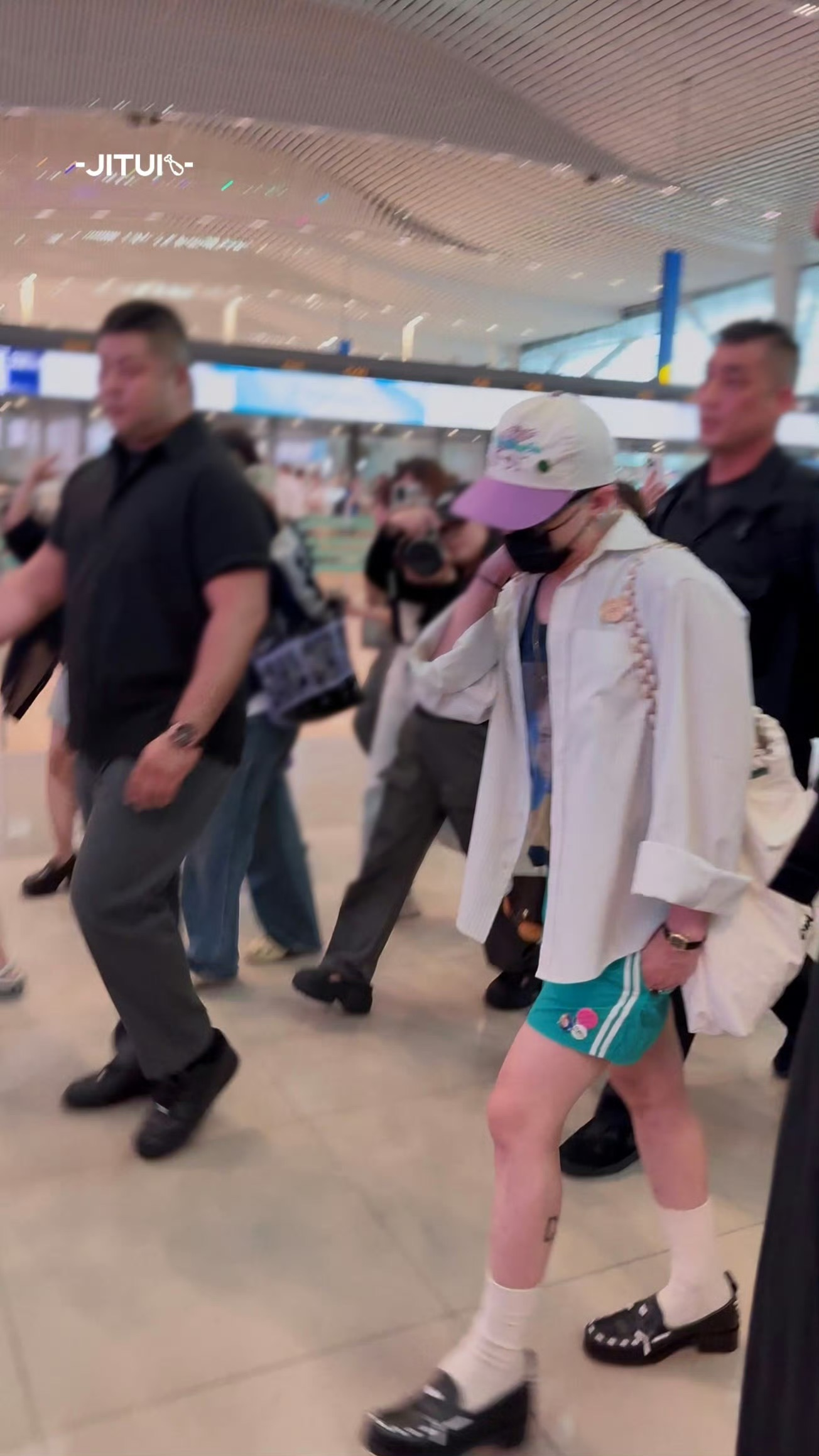 다시-예전처럼-다양하게-스타일링해서-입기-시작해-팬들한테-반응좋은-지드래곤-사복-근황.jpg-21-이미지