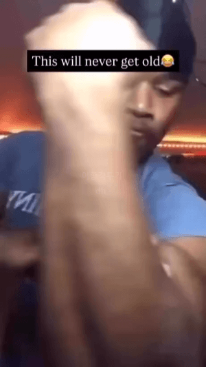 근육-자랑-0-이미지