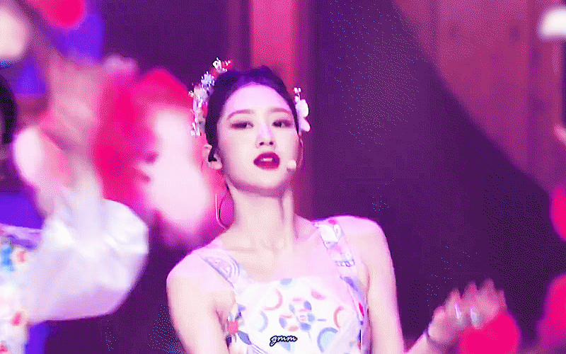 오마이걸-승희-피셜-지호가-대기실에서도-끼를-끼를-엄청-부렸던-무대...gif-3-이미지