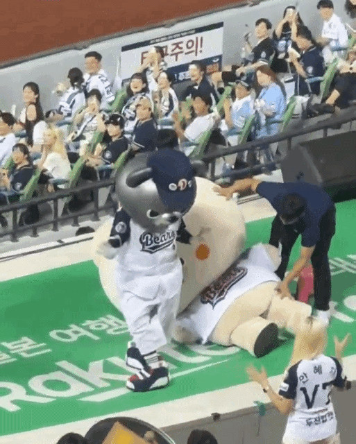 야구장에-넘어진-채-방치된-망그러진곰을-본-망글곰-작가-반응.twt-3-이미지