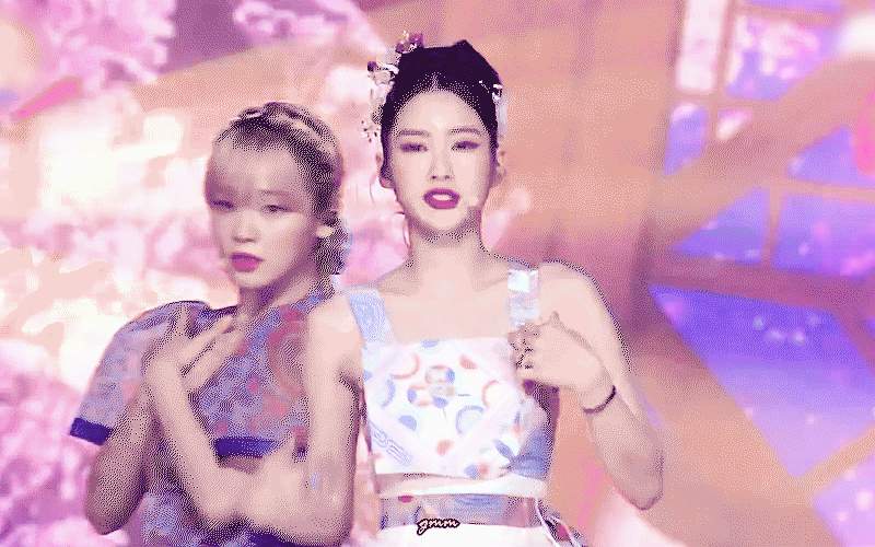 오마이걸-승희-피셜-지호가-대기실에서도-끼를-끼를-엄청-부렸던-무대...gif-5-이미지