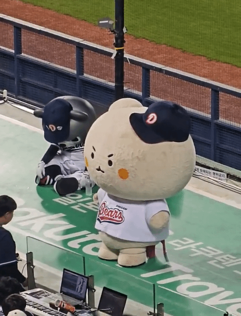 야구장에-넘어진-채-방치된-망그러진곰을-본-망글곰-작가-반응.twt-0-이미지