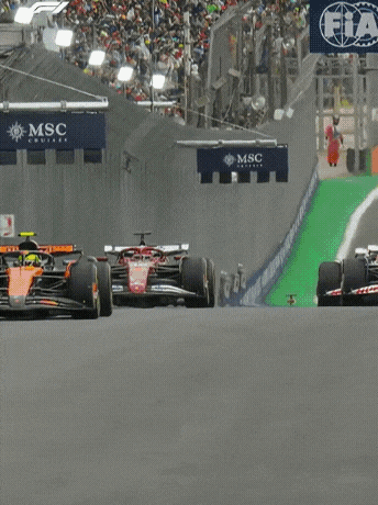 F1)-이건-뭐-몰카인가-싶었던-오늘자-페라리-억까.gif-0-이미지