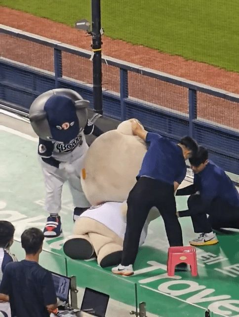 야구장에-넘어진-채-방치된-망그러진곰을-본-망글곰-작가-반응.twt-2-이미지