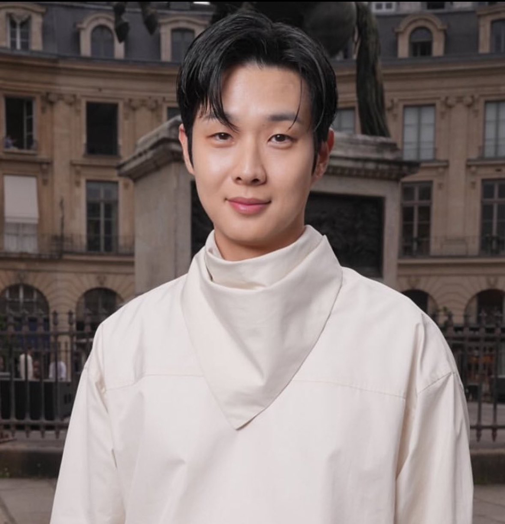 최우식+안경+수염=-0-이미지