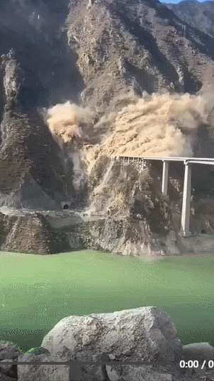 개통-1년도-안된-중국의-다리-붕괴-사고-0-이미지