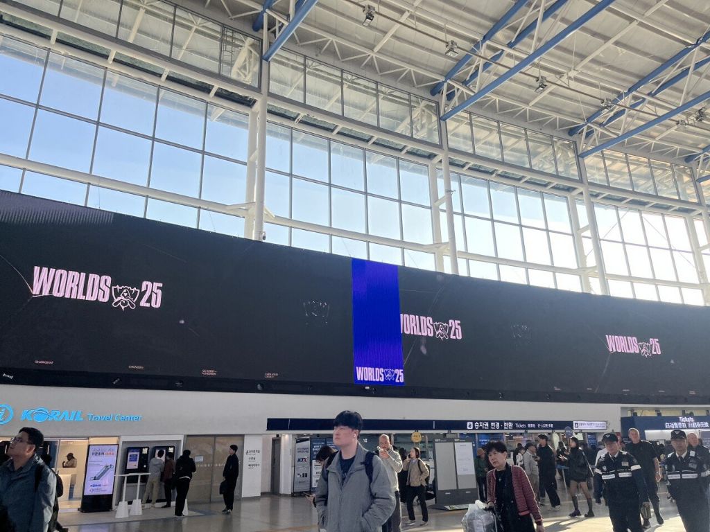 롤)-실시간-서울역-전광판에-T1 선수들ㄷㄷㄷㄷㄷ-3-이미지