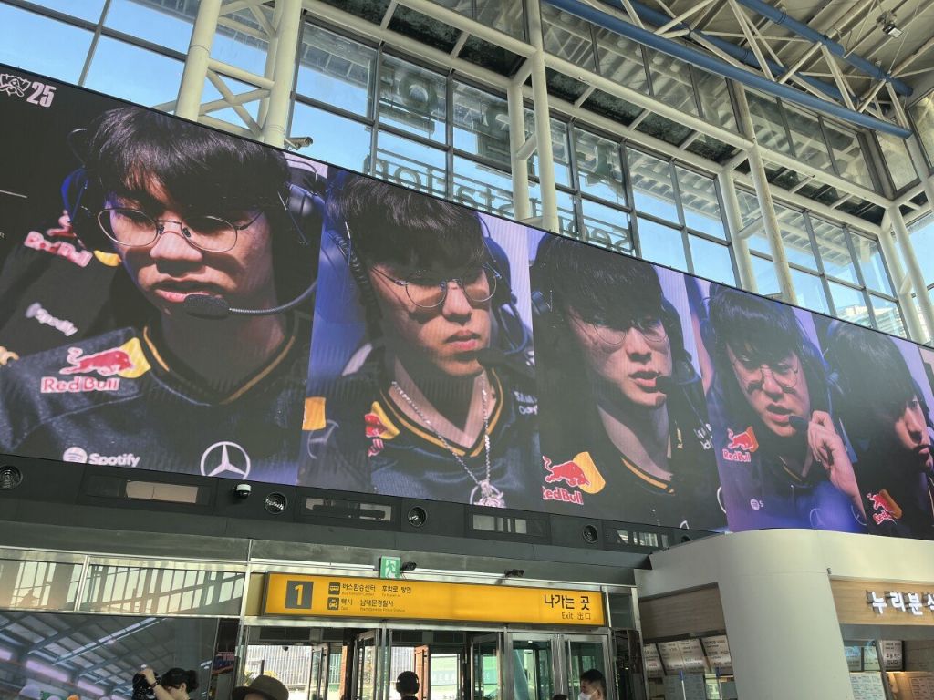 롤)-실시간-서울역-전광판에-T1 선수들ㄷㄷㄷㄷㄷ-0-이미지