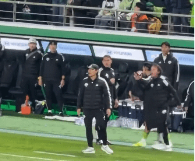 전북현대-코치-심판-향해-인종차별-제스처-의혹-관련-정면샷-1-이미지