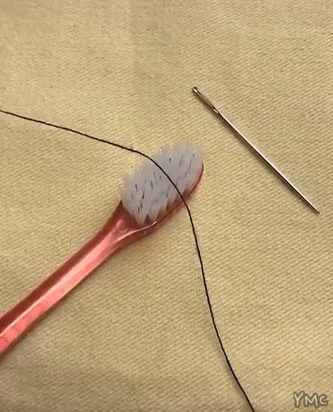 칫솔로-손쉽게-할수있는-바늘에-실꿰기.gif-1-이미지