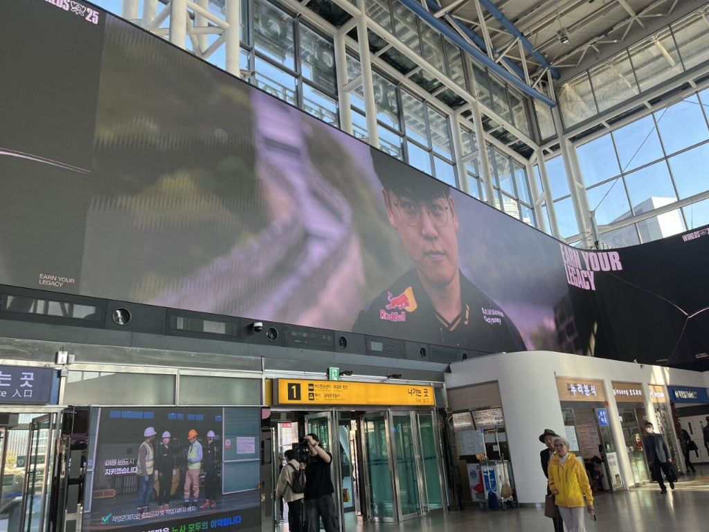 롤)-실시간-서울역-전광판에-T1 선수들ㄷㄷㄷㄷㄷ-2-이미지