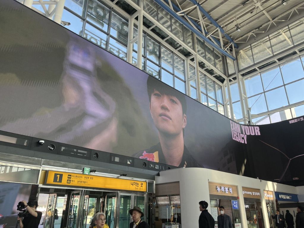 롤)-실시간-서울역-전광판에-T1 선수들ㄷㄷㄷㄷㄷ-1-이미지