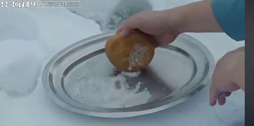 남극의-셰프-좀-짜치는-연출-3-이미지