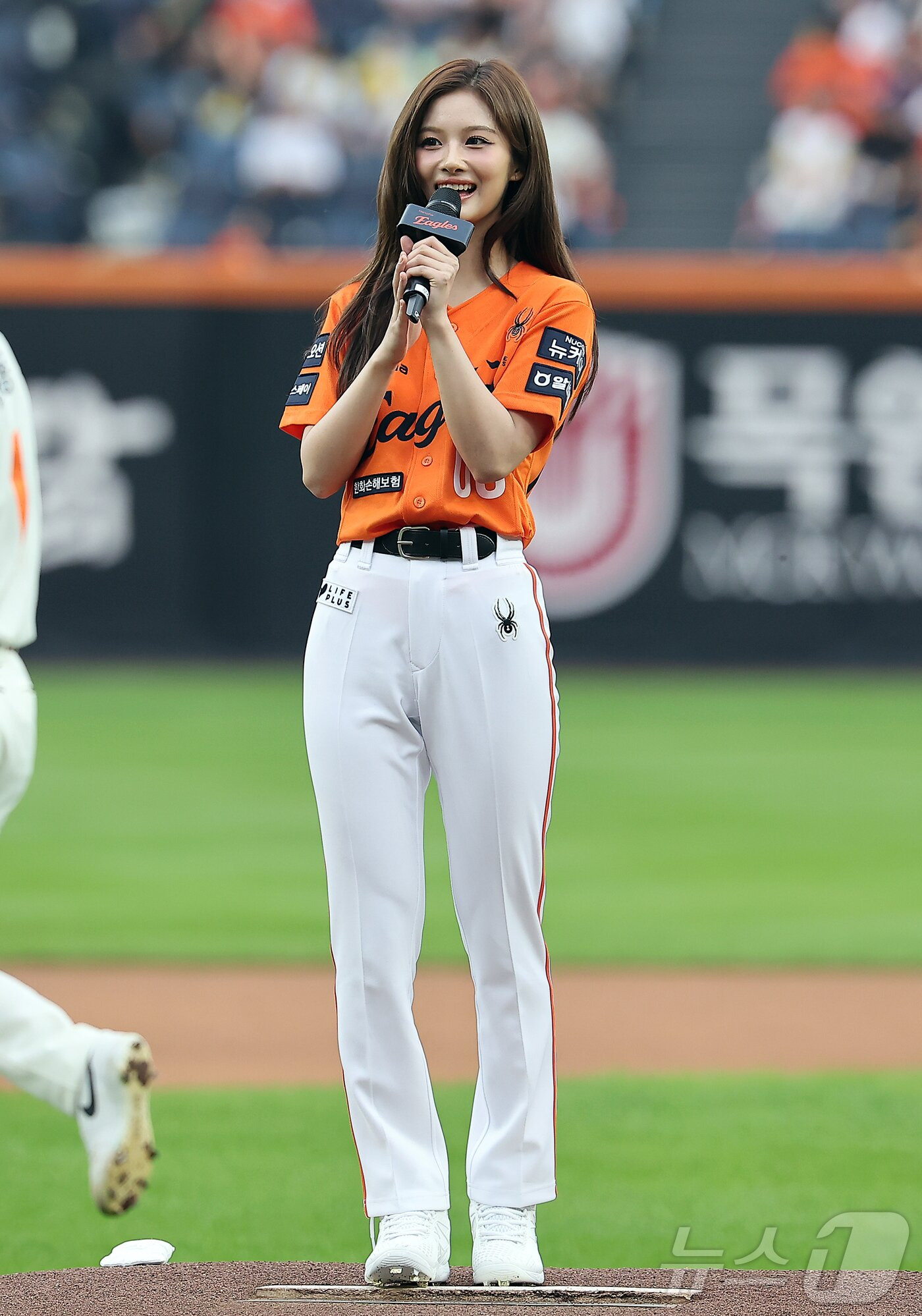 트위터에서-알티타는-설윤-시구-복장.jpg-3-이미지