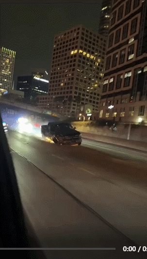 바퀴가-고장난-채-도주하는-픽업트럭-0-이미지