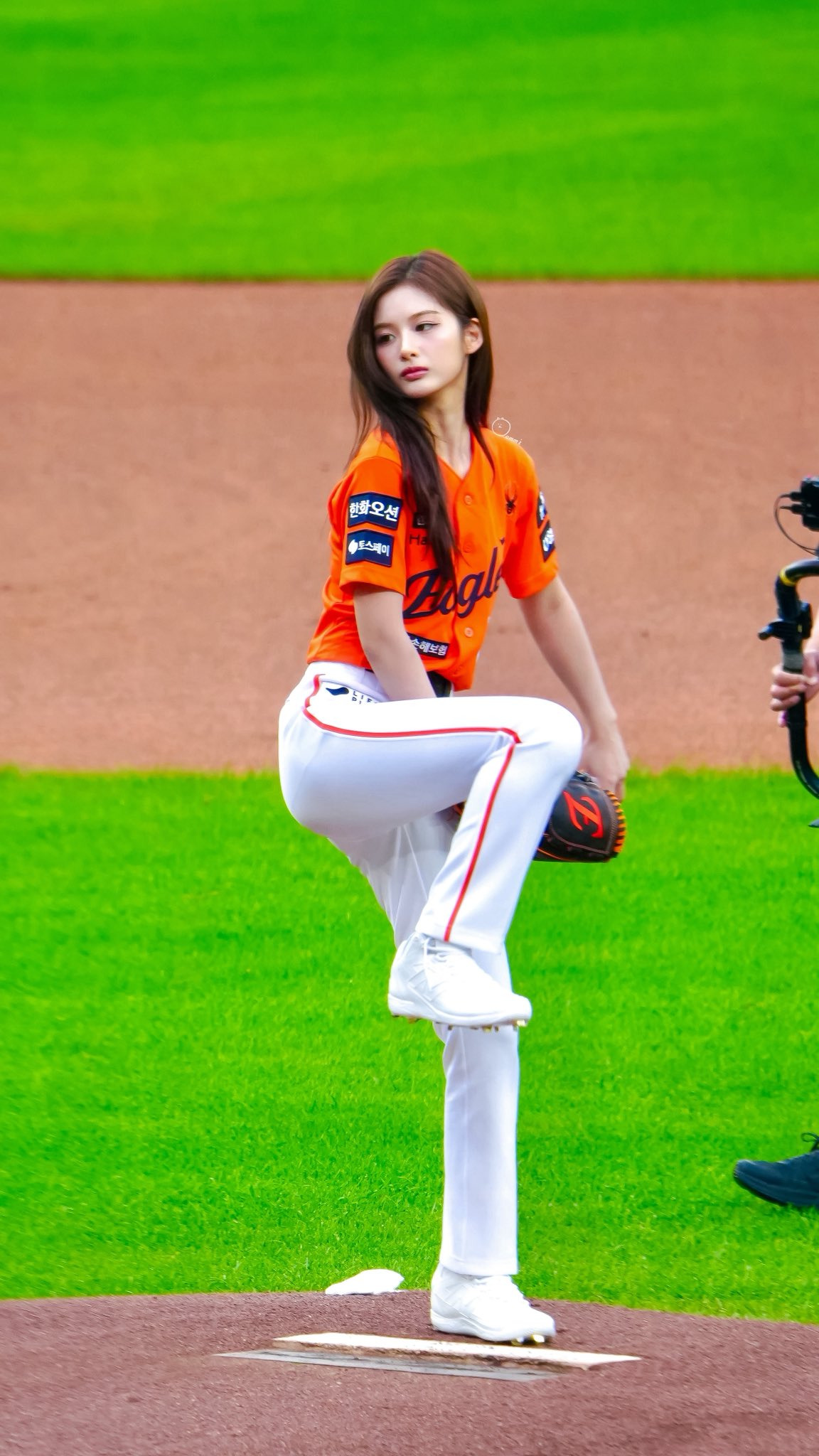 트위터에서-알티타는-설윤-시구-복장.jpg-1-이미지