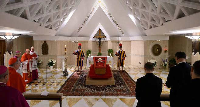 교황이-사망하는-순간-치뤄지는-세계구급-선거-1-이미지