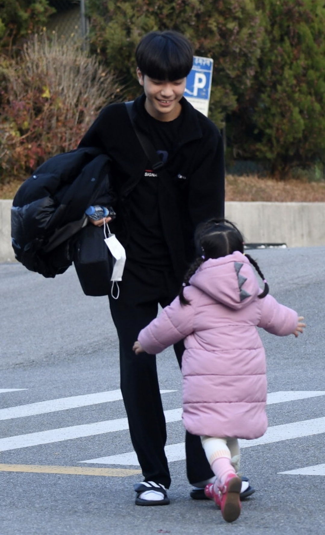 수능-후-교문-앞-상반된-분위기의-남매.jpg-0-이미지