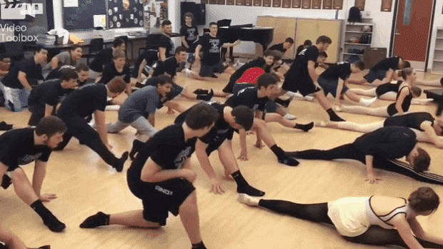 발레-수업에-참여해본-미국-운동부-고딩들.gif-1-이미지