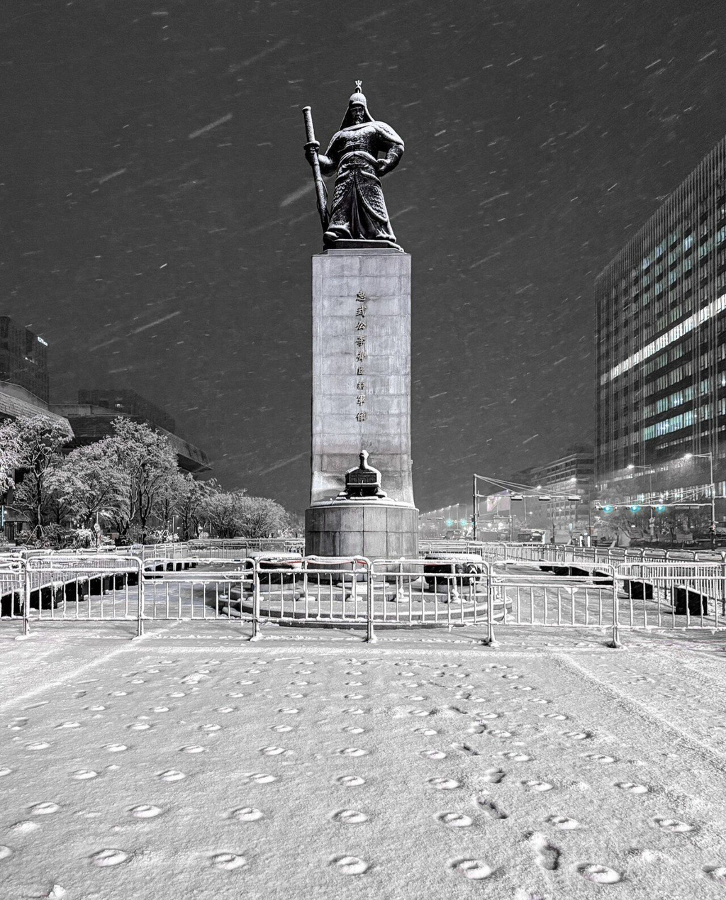 현시간-광화문-이순신-동상-근황-0-이미지