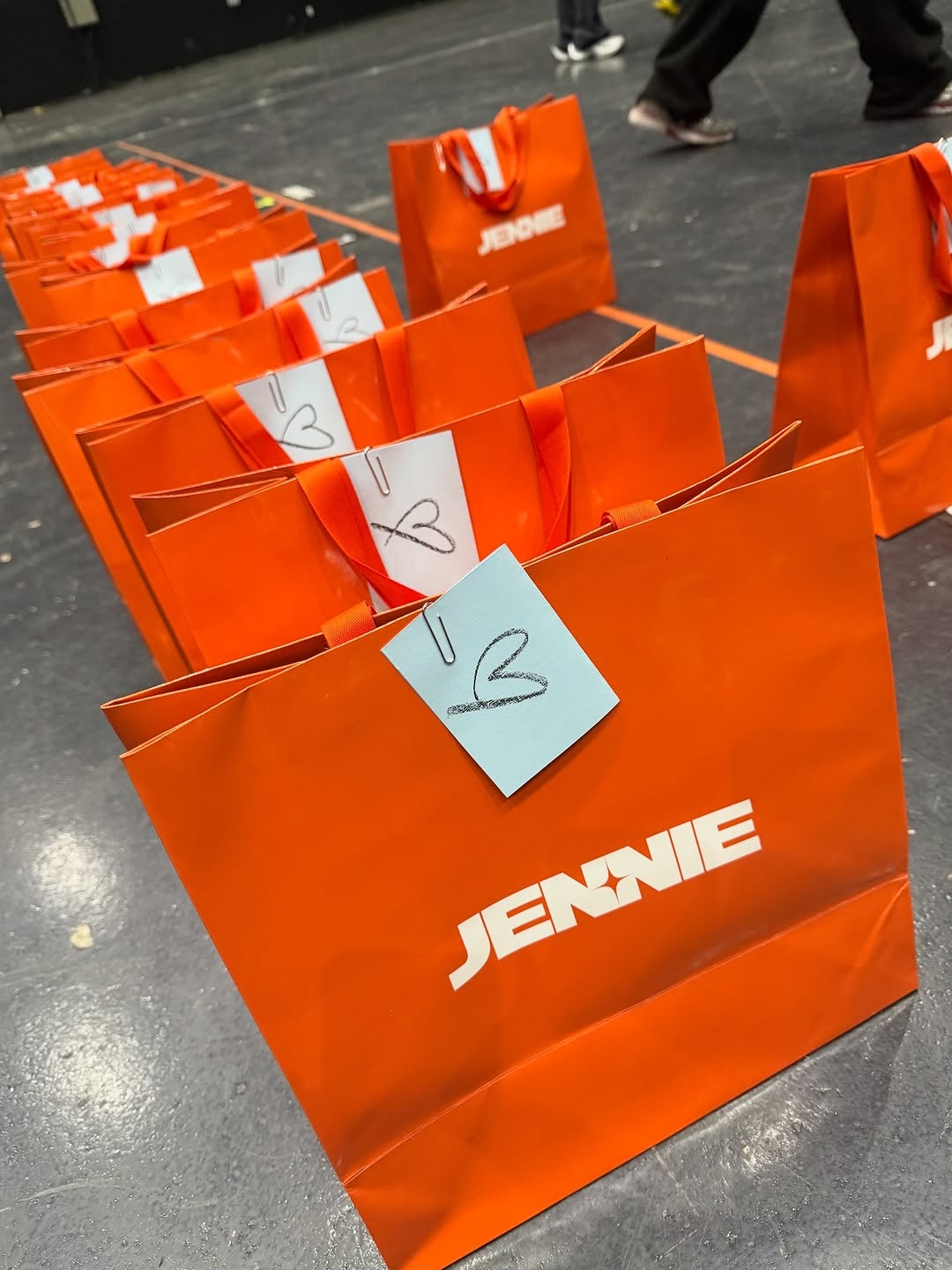 MMA-댄서들한테-핸드크림&향수와-각자에게-어울리는-모자-선물했다는-제니.jpg-1-이미지