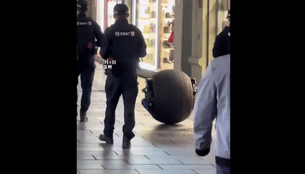 중국-공안,-첨단-기술-적용-로봇-경찰-도입…GIF-0-이미지