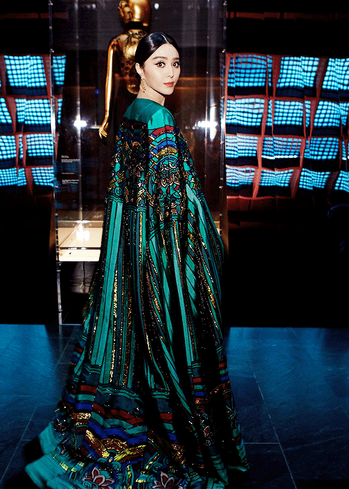 5년전-멧갈라에서-한국-단청무늬-드레스-입은-판빙빙.jpg-6-이미지