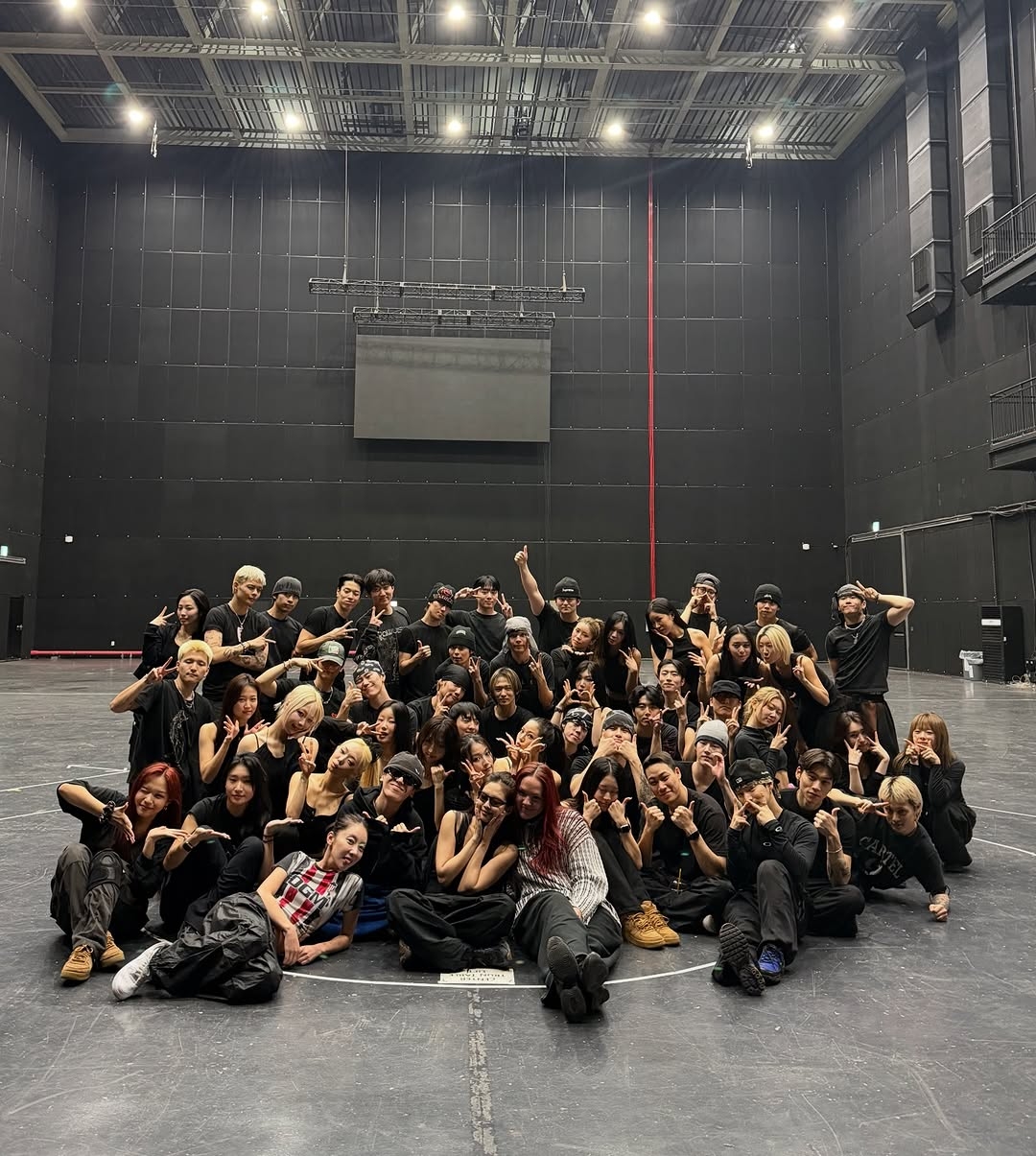 MMA-댄서들한테-핸드크림&향수와-각자에게-어울리는-모자-선물했다는-제니.jpg-9-이미지