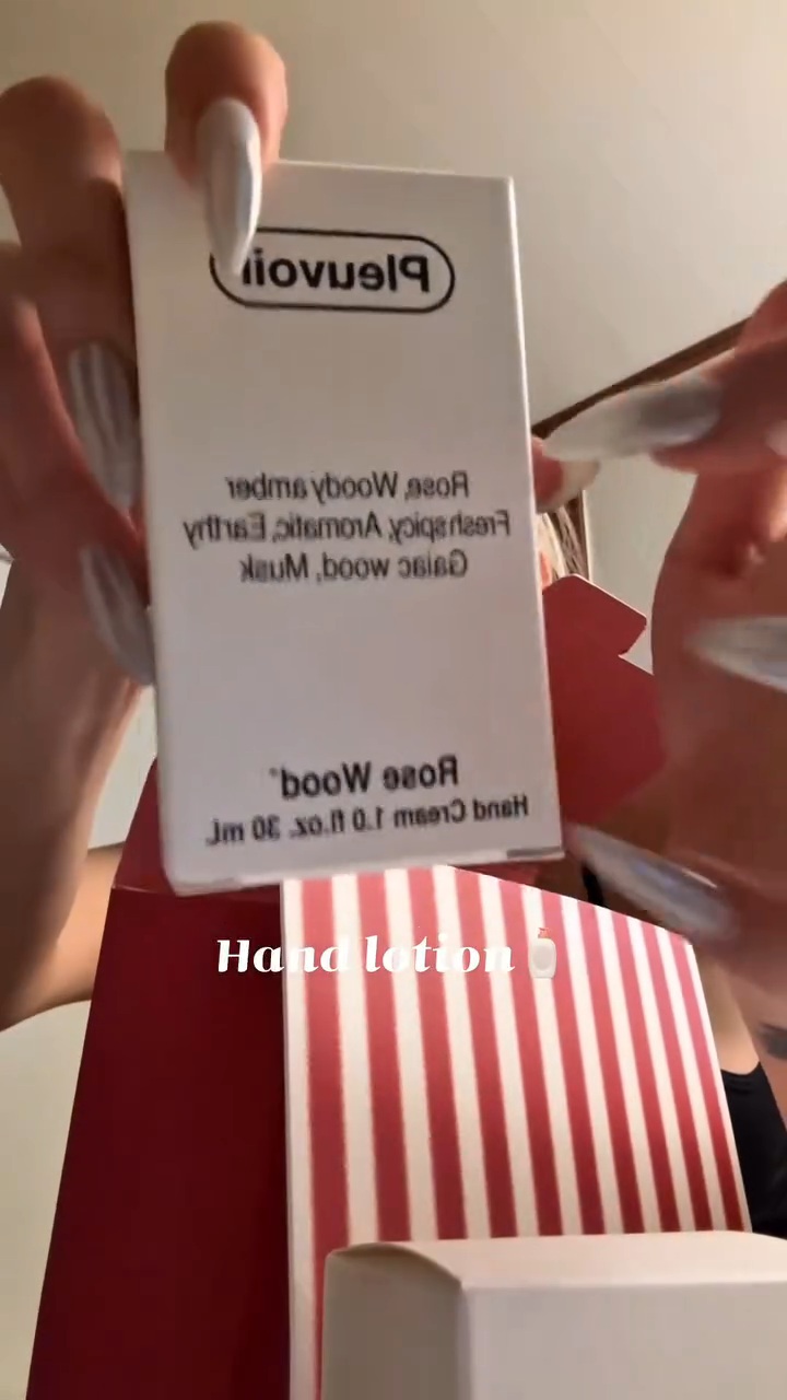 MMA-댄서들한테-핸드크림&향수와-각자에게-어울리는-모자-선물했다는-제니.jpg-3-이미지